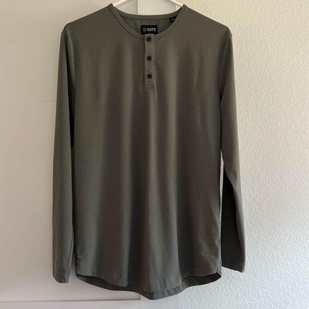 Cuts Clothing Men's Medium Elongated Henley Long Sleeve Tee T-Shirt